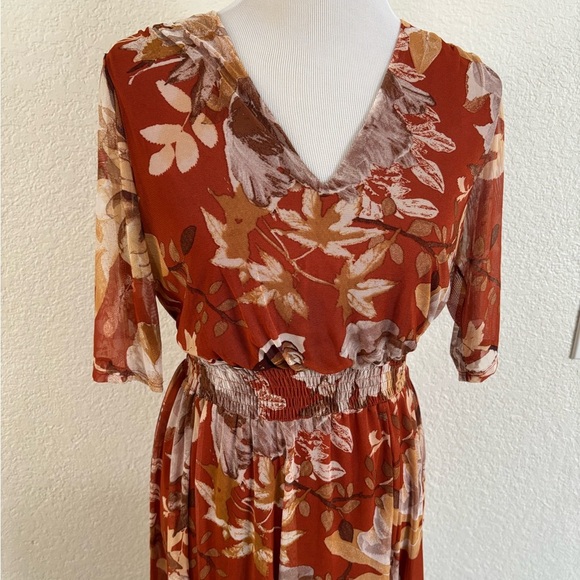 Chic Floral Midi Dress in Rust and Cream - Picture 3 of 10